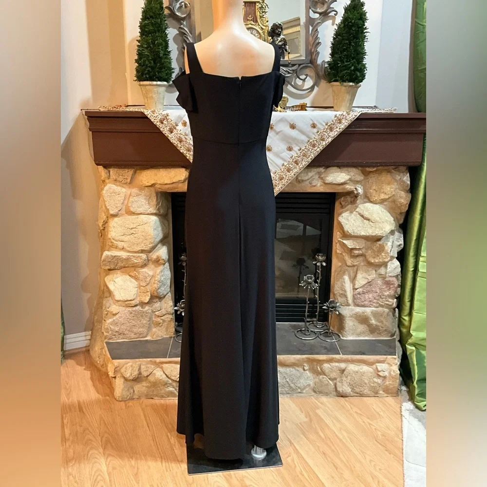 Nightway Elegant Black Evening Gown with slit and cut out shoulders - Picture 5 of 10